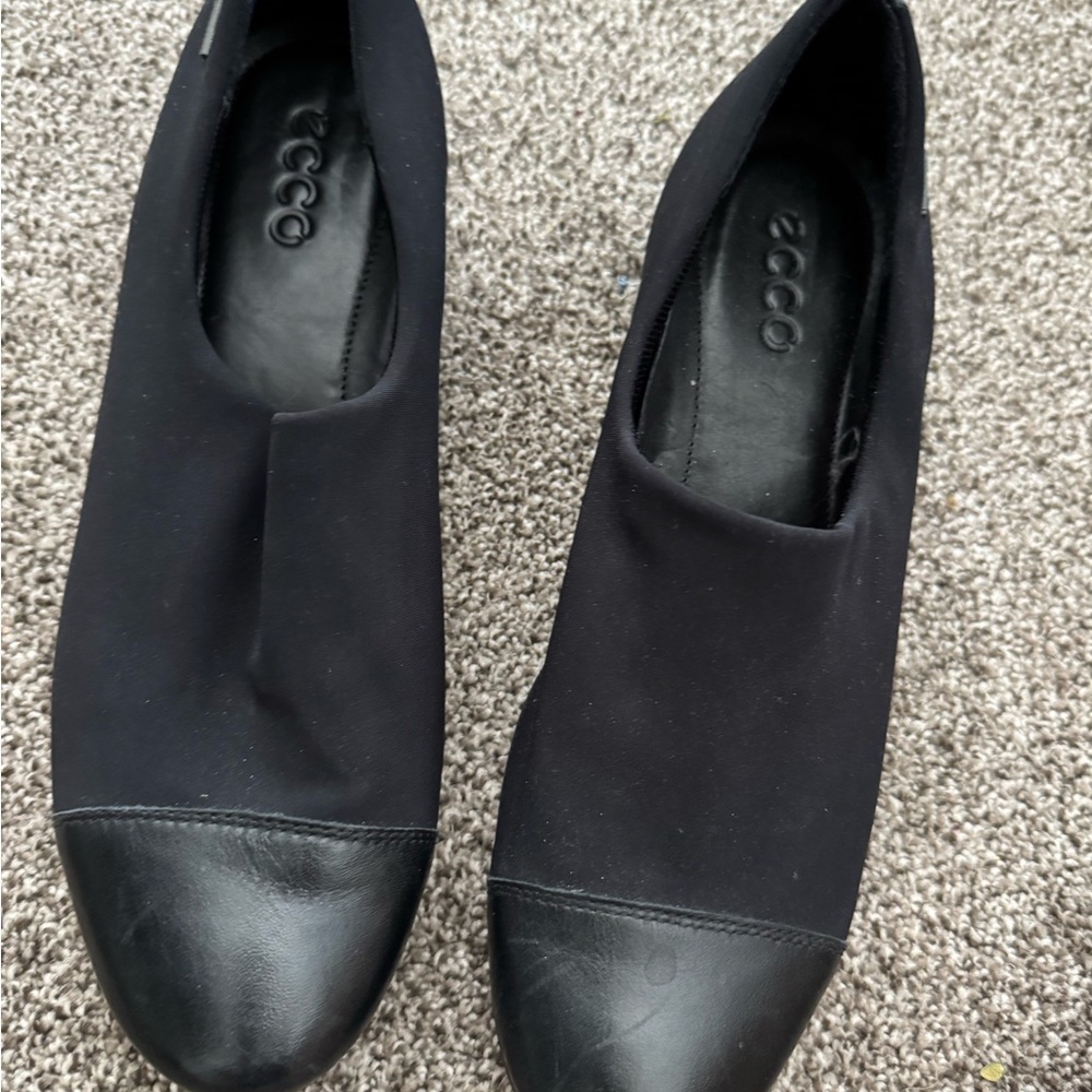 Ecco Black Flats Versatile Slip-On Shoes